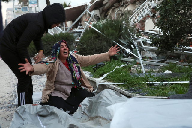 7일(현지시간) 튀르키예 남동부 하타이주에서 한 주민이 지진으로 사망한 친지 시신 앞에 앉아 울부짖고 있다. 로이터연합뉴스