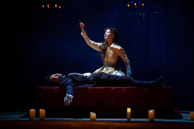 연극 ‘셰익스피어 인 러브’에서는 극중에서 셰익스피어가 ‘로미오와 줄리엣’을 집필해 연극으로 올린다는 설정이 핵심 줄거리를 형성한다. 사진 제공=쇼노트