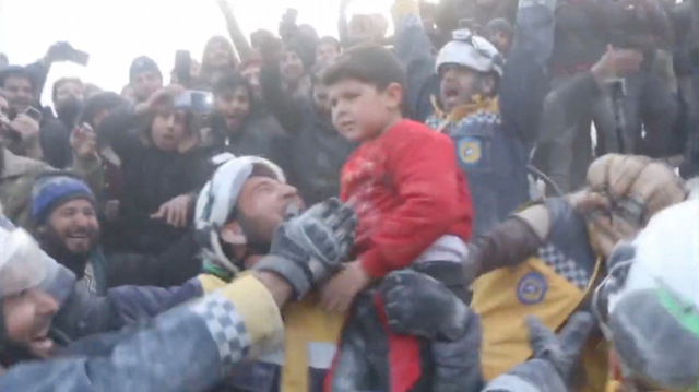 7일(현지시간) 시리아 비스니아에서 한 가족이 인접국 튀르키예 강진으로 무너진 건물 잔해에서 구조된 뒤 환호를 받고 있다. 로이터 연합뉴스