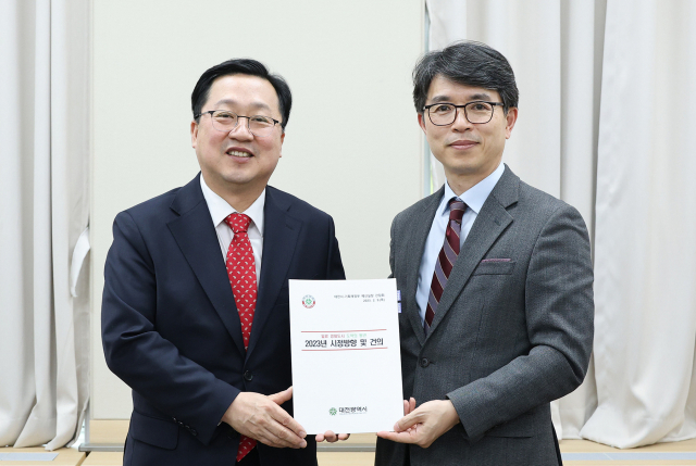이장우(왼쪽) 대전시장이 기획재정부 김완섭(오른쪽) 예산실장에게 내년도 주요 사업에 대한 국비 지원을 건의하고 있다. 사진제공=대전시