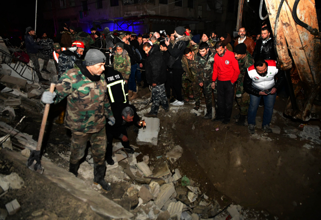 시리아 수도 다마스커스의 북동쪽 외곽 지역에서 8일(현지 시간) 구조 대원들이 지진으로 무너진 건물 잔해 속에서 생존자 구조 수색 작업을 벌이고 있다. 신화연합뉴스