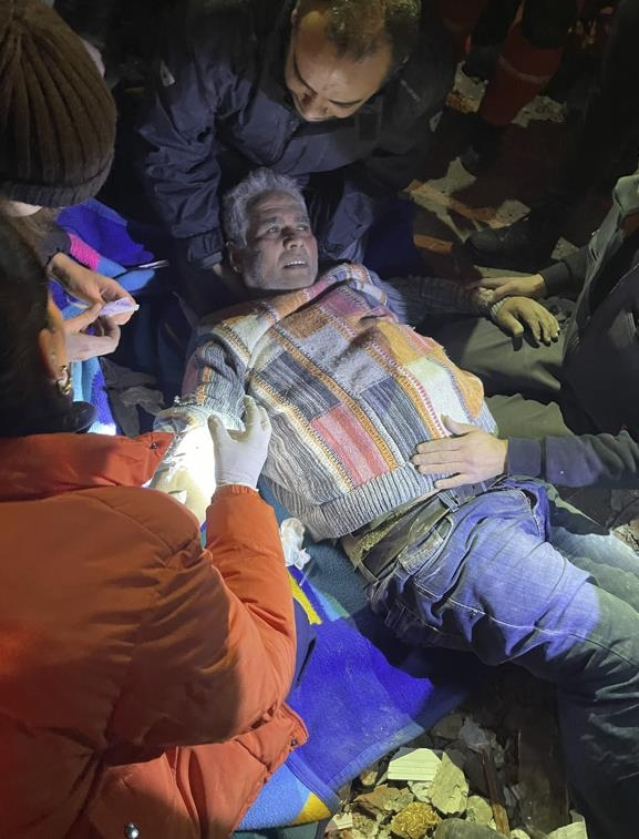한국 긴급구호대가 구조한 생존자의 모습. 대한민국 긴급구호대(KDRT) 제공. 연합뉴스