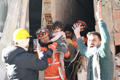 튀르키예 지진 현장에 파견된 한국 긴급구호대가 일가족을 구조해 나오고 있다. 사진 제공=외교부