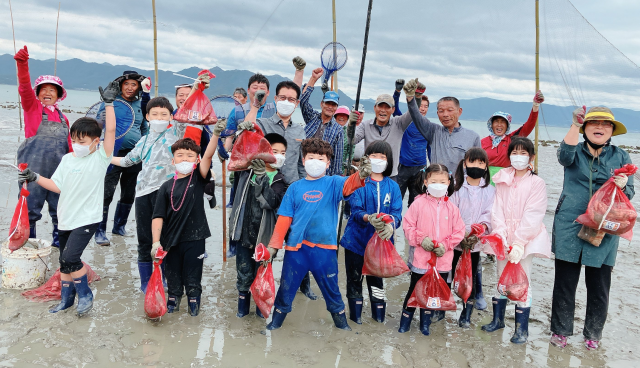 전남도 마을공동체 활동 지원사업에 선정된 고흥군 와포 햇살마을회 주민들. 사진 제공=전남도