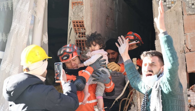 9일(현지시간) 튀르키예 하타이 안타키아 일대에서 한국긴급구호대(KDRT) 대원들이 무너진 건물 속에 갇혀 있던 어린이와 시민들을 구조하고 있다. 연합뉴스