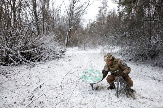 러시아가 크레미나 전선에서 자국의 정교회 성탄절을 이유로 일방적 휴전을 선포한 가운데, 우크라이나군 제80공중강습여단 소속 병사가 부대의 스타링크 연결을 끊고 있다. 로이터 연합뉴스