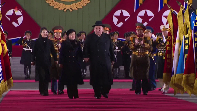 김정은 북한 국무위원장이 8일 밤 열린 인민군 창건일(건군절) 75주년 기념 열병식에서 딸 김주애의 손을 잡고 레드카펫을 지나며 주요 부대 군기를 사열하고 있다. 연합뉴스