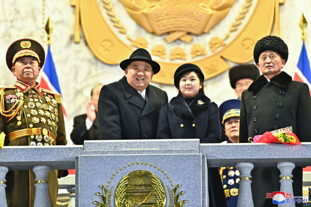 북한이 인민군 창건일(건군절) 75주년인 8일 평양 김일성광장에서 열병식을 개최한 가운데 주석단에 나란히 오른 김정은 국무위원장과 딸 김주애. 연합뉴스