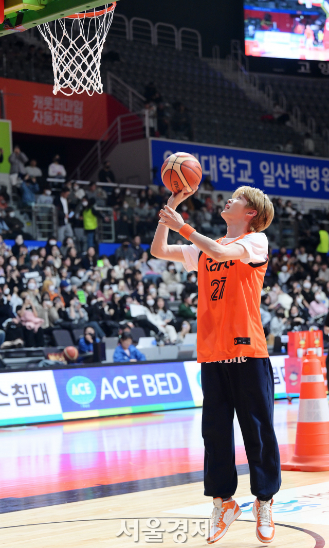 그룹 NCT 성찬이 10일 오후 서울 경기도 고양시 일산서구 고양체육관에서 열린 고양 캐롯 VS 수원 KT 프로농구 홈경기 하프 타임 이벤트 게임을 하고 있다. / 사진=김규빈 기자