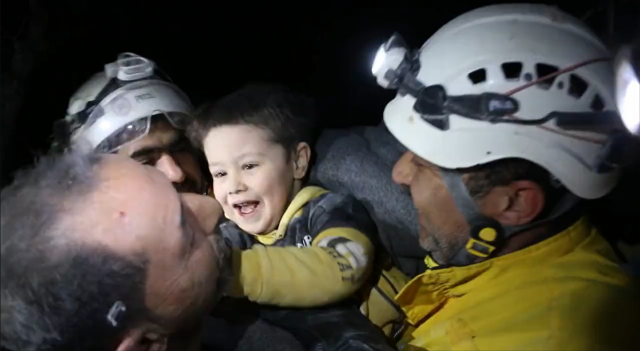 지난 6일(현지시간) 시리아에서 구조된 소년이 환하게 웃고 있다. The White Helmets 트위터 캡처