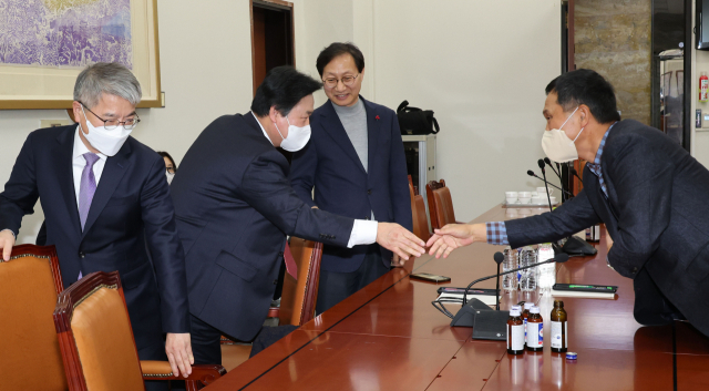 국회 연금개혁특별위원회 여야 간사와 민간자문위원회 공동위원장들이 8일 오후 국회 보건복지위원회에서 연금개혁 초안 문제 등을 논의하기 위해 회동하며 인사하고 있다. 왼쪽부터 김용하 민간자문위 공동위원장, 강기윤 국민의힘 간사, 김성주 더불어민주당 간사, 김연명 민간자문위 공동위원장. 연합뉴스