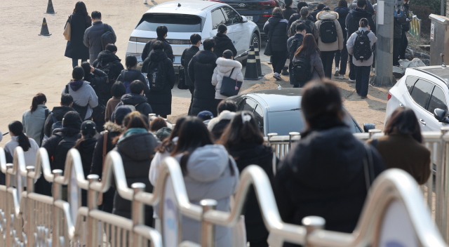 토익 시험을 마친 응시생들이 5일 서울 종로구 한 고사장에서 떠나고 있다. 연합뉴스