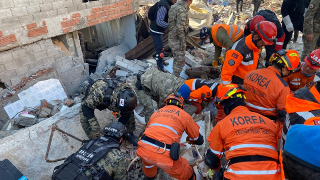 [속보] 한국 긴급구호대, 11일 튀르키예서 생존자 2명 추가 구조