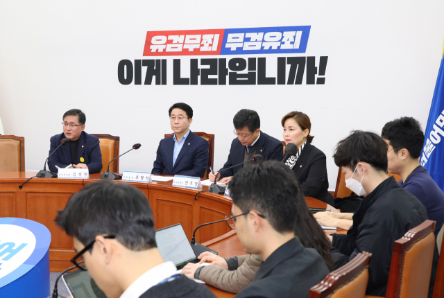 민주 “이재명 영장청구는 망나니짓…김건희·대장동 특검 추진”