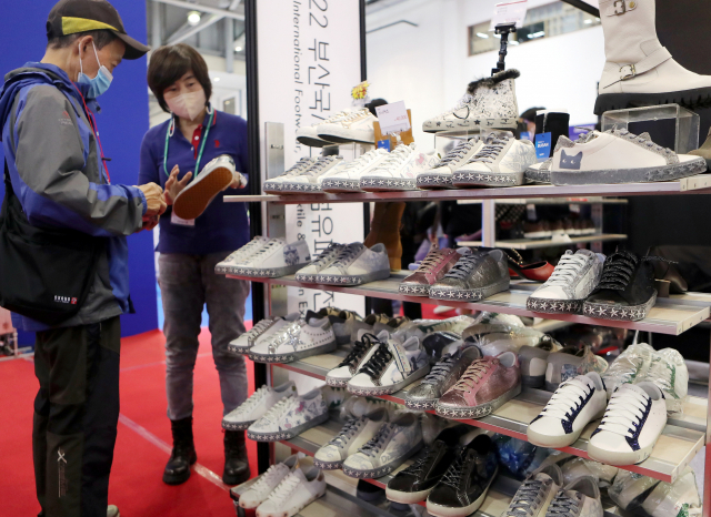 관람객이 지난해 10월 부산 벡스코에서 열린 '부산국제신발섬유패션전시회'에서 신발 전시부스를 둘러보고 있다. 사진 제공=부산시