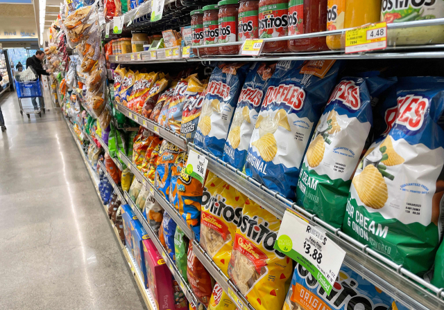 미국 캘리포니아 산안셀모의 한 슈퍼마켓에 상품이 진열돼 있다. 물가에 대한 낙관론이 이어질 수 있을지 14일(현지 시간) 발표될 1월 CPI에 시장의 눈이 쏠리고 있다. AFP연합뉴스