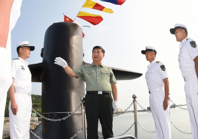 시진핑(가운데) 중국 국가주석이 2018년 6월 중국 산둥성 일대의 인민해방군 북부전구 해군을 시찰하다 최신예 핵잠수함에 올라 장병들과 이야기하고 있다. 신화연합뉴스