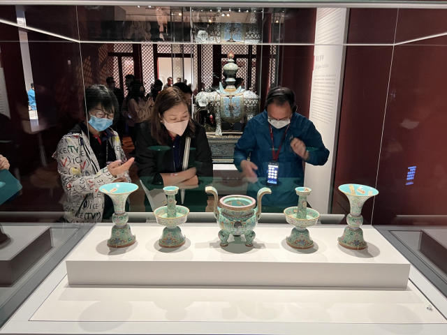 홍콩고궁박물관을 찾은 관광객들이 11일 전시된 유물을 관람하고 있다. 김광수 특파원