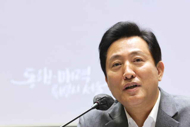 오세훈 서울시장이 7일 오후 서울시청에서 열린 2023년 서울주재 외신기자 간담회에서 취재진 질문에 답하고 있다.연합뉴스