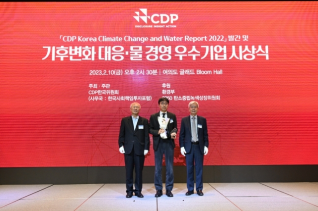 지난 10일 서울 여의도 글래드호텔에서 열린 CDP 기후변화 대응 우수기업 시상식에서 김대호(가운데) DL이앤씨 담당이 우수 기업 인증을 수상하고 기념 사진을 촬영하고 있다./사진제공=DL이앤씨