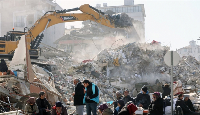 9일(현지시간) 튀르키예 하타이 안타키아 일대에 발생한 지진으로 구조대와 시민들이 구조작업을 하고 있다. 연합뉴스 캡처