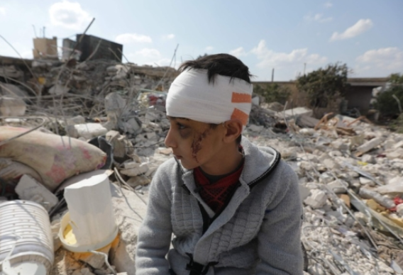 가족 잃고 잔해 더미에 앉아있는 시리아 소년. AFP연합뉴스