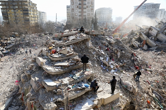 지진으로 붕괴된 튀르키예의 한 아파트. 로이터 연합뉴스