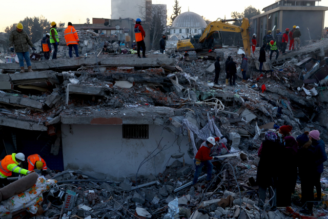 12일(현지 시간) 튀르키예 남동부 아디야만에서 지진 피해 복구 작업이 한창이다. EPA연합뉴스