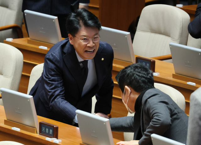 장제원 국민의힘 의원이 이달 2일 오후 국회 본회의장에서 열린 제403호 국회(임시회) 개회식에 참석하며 동료 의원들과 인사를 나누고 있다. 연합뉴스