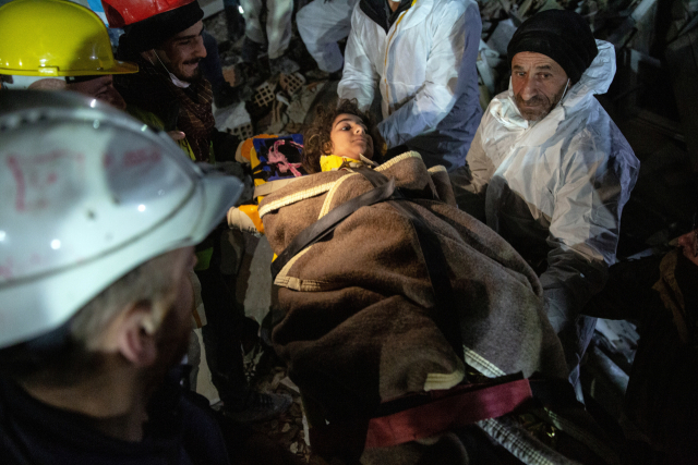 12일(현지시간) 튀르키예 하타이주(州)에서 강진 발생 160시간 만에 11세 소녀 레나 마라디니가 건물 잔해에서 구조돼 이송되고 있다. EPA연합뉴스