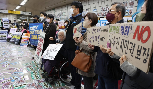 13일 오전 서울 용산구 삼긱지역승강장에서 열린 ‘시민과 함께하는 달보기 운동 함께 선언’ 기자회견에서 박경석 전국장애인차별철폐연대 대표가 발언하고 있다. 연합뉴스