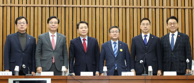 이만희(왼쪽부터) 행안위 국민의힘 간사, 송언석 국민의힘 원내수석부대표, 성일종 국민의힘 정책위의장, 김성환 민주당 정책위의장, 위성곤 민주당 원내수석부대표, 김교흥 행안위 민주당 간사가 14일 서울 여의도 국회에서 열린 여야 3+3 정책협의체에서 합의후 포즈를 취하고 있다. 연합뉴스