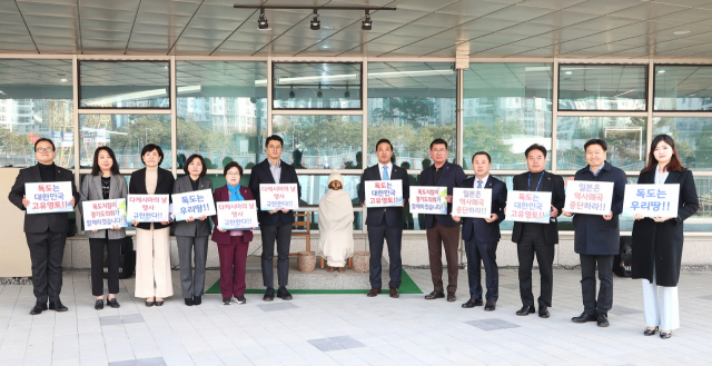 14일 경기도의회 독도사랑·국토사랑회가 도의회 평화의 소녀상 앞에서 일본의 ‘다케시마의 날’ 폐지를 강력히 촉구하는 성명서를 발표했다. 사진 제공=경기도의회