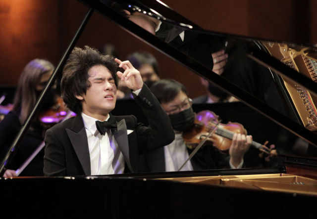 피아니스트 임윤찬이 지난해 밴클라이번 콩쿠르 결선에서 라흐마니노프 피아노 협주곡 제3번을 연주하고 있다. 그의 연주 실황 영상은 유튜브에서 900만건 이상의 조회수를 기록했다. 사진 제공=밴클라이번재단