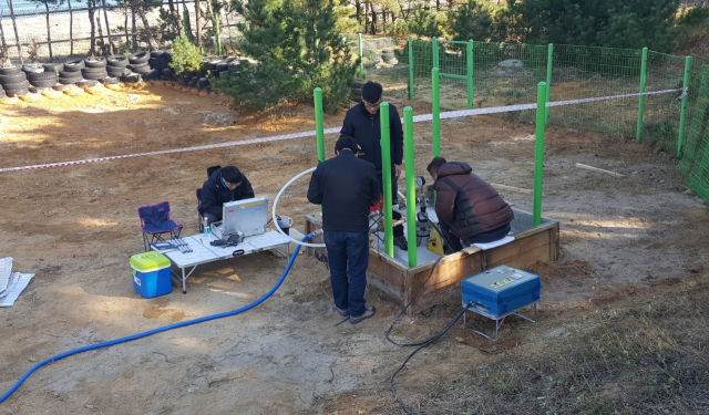 한국지질자원연구원 연구진이 지하수를 현장점검하고 있다. 사진제공=한국지질자원연구원