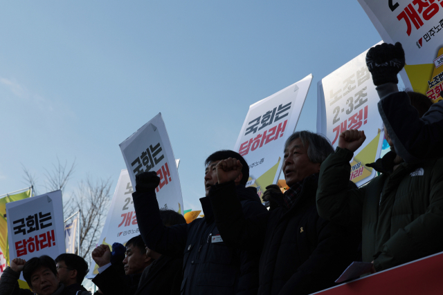 지난해 12월 19일 민주노총 관계자들이 국회 앞에서 '노란봉투법' 통과를 촉구하는 기자회견을 하고 있다. 연합뉴스