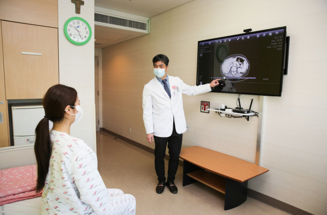 이성호 한림대동탄성심병원장이 병실에서 환자에게 스마트모니터를 이용해 컴퓨터단층촬영(CT) 검사 결과를 설명하고 있다. 사진 제공=한림대동탄성심병원