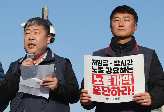 김동명 한국노총 위원장이 14일 서울 여의도 국회 앞에서 양경수 민주노총 위원장과 노동 개혁을 반대하는 기자회견을 열고 입장을 밝히고 있다. 연합뉴스