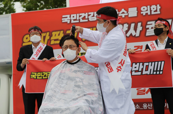 과학기술정보통신부의 화상투약기 관련 규제샌드박스 회의를 하루 앞두고 지난 2022년 6월 19일 서울 용산 전쟁기념관에 열린 전국 약사 궐기대회에서 최광훈 대한약사회장이 삭발 중이다. 사진 제공=대한약사회