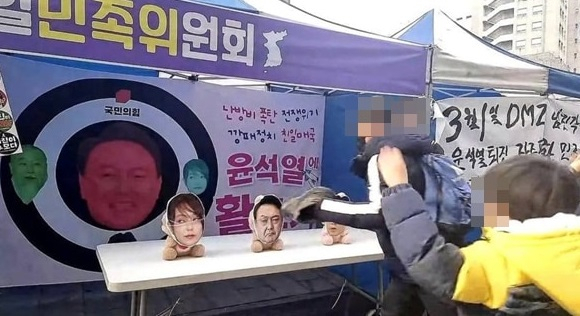 尹부부·한동훈 사진에 '활쏘기'…'아이들에 증오 가르쳐, 北 빼다박아'