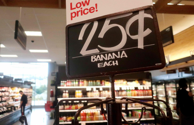 미국 로스앤젤레스(LA)의 한 마트에서 바나나를 싼 값에 팔고 있다고 광고하고 있다. AFP연합뉴스