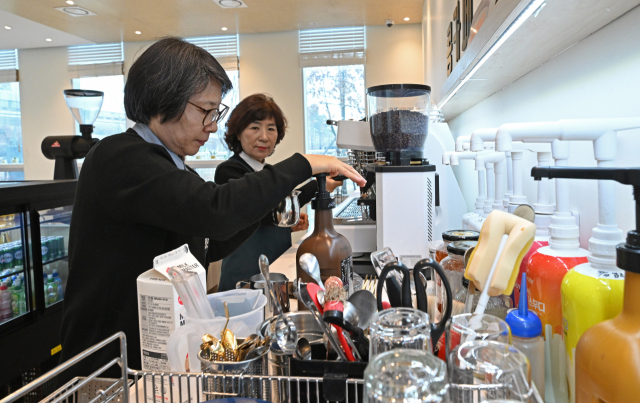 10일 세종시 콩카페 보람점에서 시장형 노인 일자리 근무자들이 커피를 만들고 있다. 세종=성형주 기자