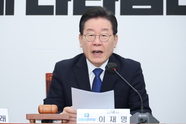 이재명 더불어민주당 대표가 15일 오전 국회에서 열린 최고위원회의에서 발언하고 있다. 연합뉴스