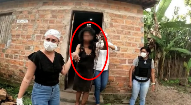 쇠사슬에 묶인 채 20년간 감금됐던 브라질의 한 30대 여성이 현지 경찰에 구조되고 있는 모습. 브라질 현지 매체 G1