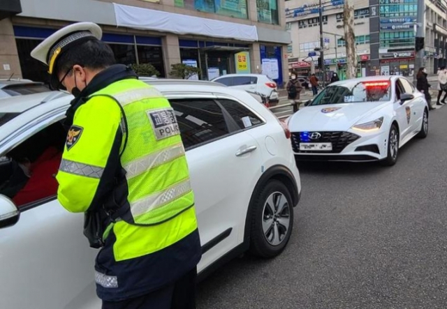 경찰관이 암행순찰자를 이용해 교통법규 위반 차량을 단속하고 있다. 사진 제공=서울시