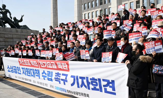 15일 서울 여의도 국회 본관 앞 계단에서 열린 가스요금·전기요금 폭탄 지원대책 수립 촉구 기자회견에서 박홍근 더불어민주당 원내대표가 발언하고 있다. 권욱 기자