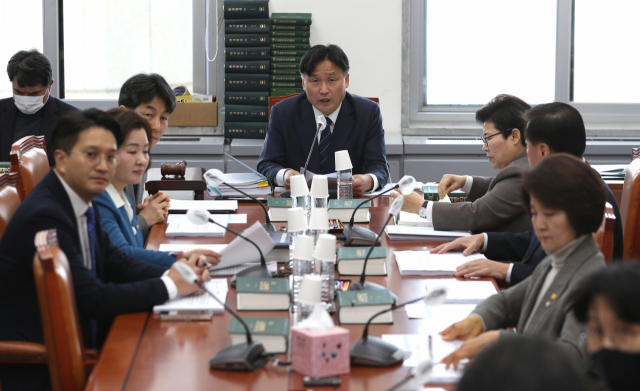 국회 환경노동위원회가 15일 고용노동법안심사소위원회를 열고 파업한 노동자나 노동조합에 대한 회사의 손배가압류를 제한하고 간접고용 노동자의 교섭권을 보장하는 노동조합법 개정안(노란봉투법) 의결과 관련해 회의를 하고 있다. 권욱 기자