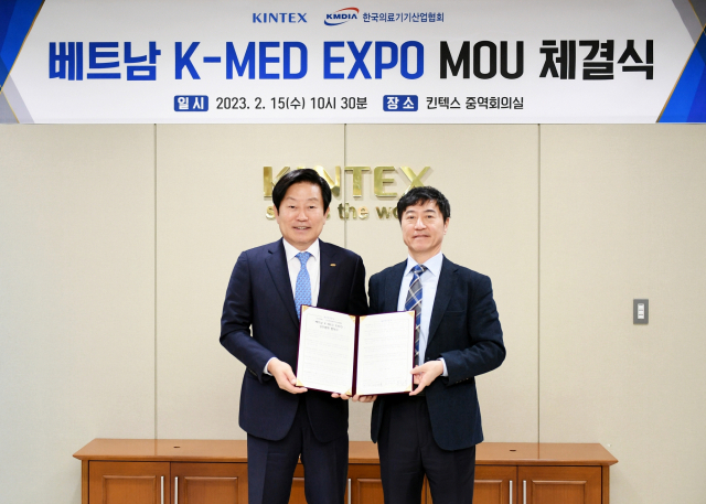 킨텍스와 한국의료기기산업협회가 베트남 K-Med Expo 공동 주최를 위한 업무협약을 체결하고 있다. 사진 제공=킨텍스