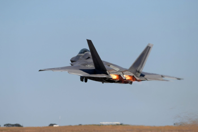 F-22 스텔스기 랩터(Raptor)는 ‘세계에서 가장 비싼 전투기’로 알려져 있다. 블룸버그