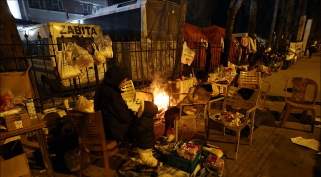 9일(현지시간) 튀르키예 하타이 안타키아 시내에서 시민들이 모닥불을 쬐며 추위를 녹이고 있다. 연합뉴스 캡처
